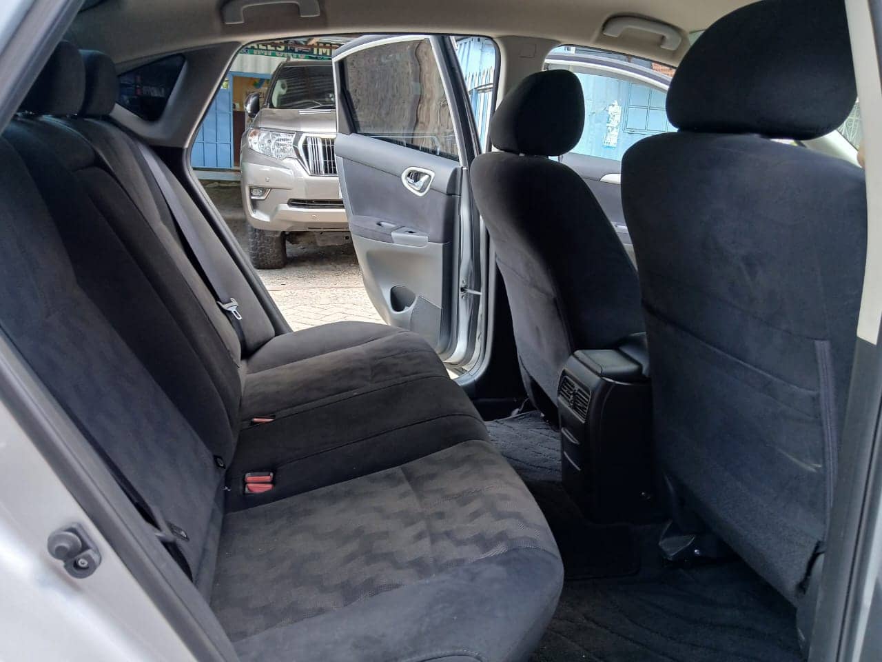 Car photo 10