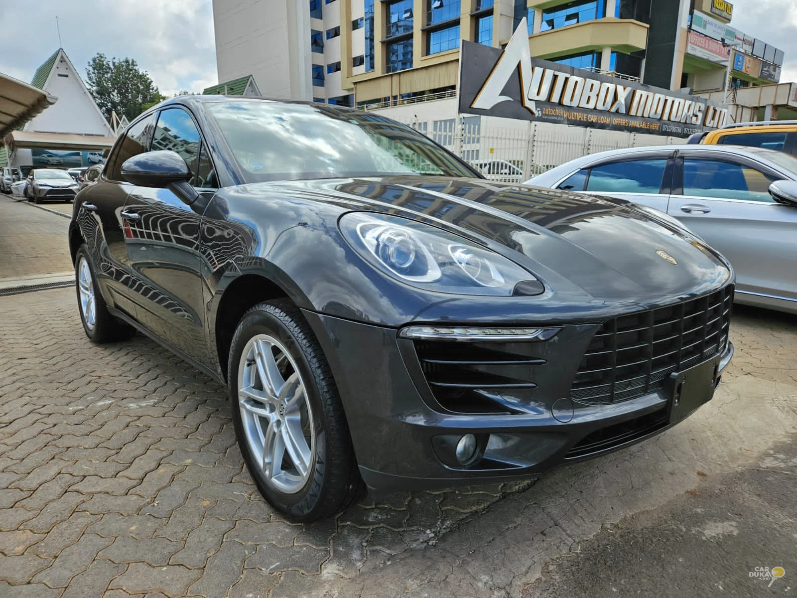 PORSCHE MACAN