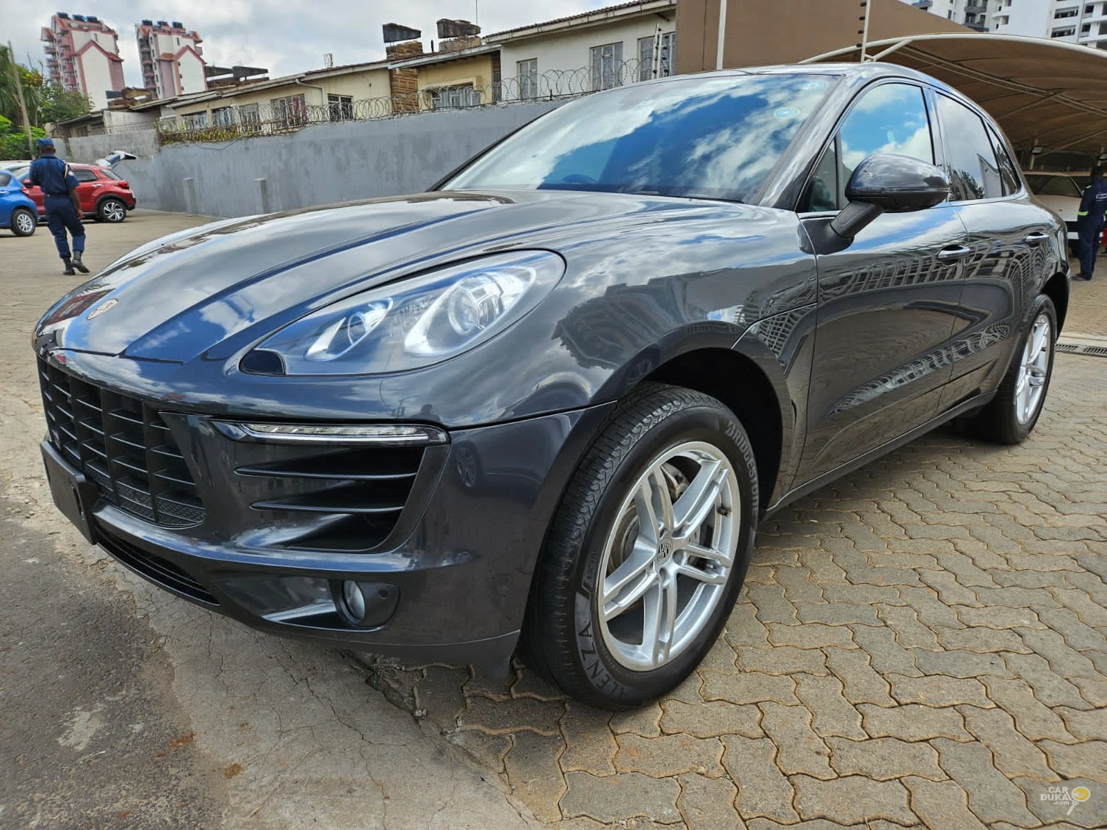 PORSCHE MACAN