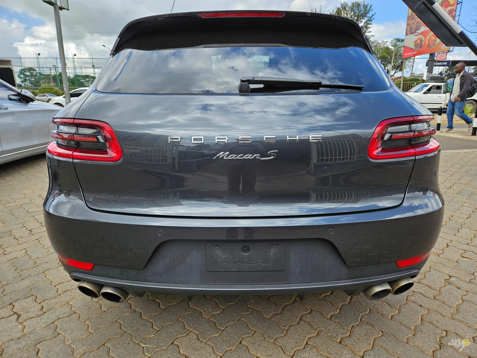 PORSCHE MACAN